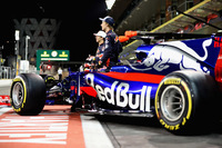 来季ホンダのパワーユニット（PU）で戦うトロロッソはランキング6位から転落し7位で2017年シーズンを終えた。最終戦ではブレンドン・ハートレー（写真手前）15位、ピエール・ガスリー（同奥）16位とポイント圏外に沈んだ。今季終盤にかけてはルノーPUの度重なるトラブルに足を引っ張られたことも痛かった。（Photo＝Toro Rosso）