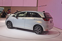 こちらは「フィット」のリアサイドビュー。リアウィンドウが立っていることや、サイドウィンドウの面積が広いことなどから、「ヤリス」とは目指した世界が異なることが分かる。