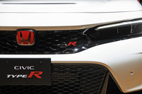 フロントグリルの赤い「H」エンブレムに注目。この“赤バッジ”は「タイプR」のみに装着されるもので、専用色「チャンピオンシップホワイト」ともども、タイプRの象徴となっている。