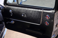 ドアには上下2カ所にレギュレーターが設けられている。下がサイドウィンドウを上下させるもの、上が三角窓の開閉に用いるものだ。