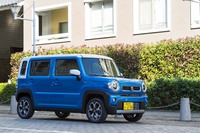 大きなクルマばかりではありません。フルモデルチェンジしたスズキの軽「ハスラー」にも早速試乗しています。（photo：小河原認）