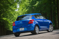 今回試乗したのは、2017年7月に追加されたフルハイブリッド車の「ハイブリッドSL」。「スイフト」にはこれまでにもマイルドハイブリッド車は設定されていたが、電動走行も可能なフルハイブリッド車の設定は、今回が初となる。