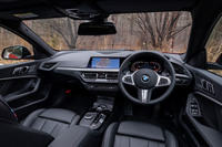 インストゥルメントパネルのデザインは、先に登場した「1シリーズ」と基本的に共通。10.25インチのメーターパネルとタッチ操作が可能な10.25インチのインフォメーションディスプレイが組み込まれている。