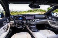 対話型音声認識システム「MBUX」に加えて、新型「Sクラス」と同じ「ARナビゲーション」（採用は「Eクラス」が先）を搭載。ステアリングの位置は左右から選択可能。