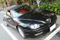 新車ニュースやデイリーコラム、イベントリポートなどで八面六臂（ろっぴ）の活躍を見せるライター、大音安弘さんの「アルファ・ロメオ・スパイダー」。ちなみに、このクルマのボンネットは30万円だそうです。やっぱりけっこう高いね。