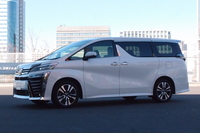 3.5リッター「2GR-FKS」エンジンを搭載する「ヴェルファイアZG」。このエンジンと8段ATとの組み合わせは、トヨタ初。