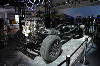 新型「トライトン」のベアシャシー。純エンジン車に加え、ハイブリッド車をはじめとする電動パワートレイン搭載車の開発も進められているという。