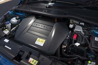 フロントには、エンジンの代わりにインバーターやモーターがおさまる。最高出力は136PSで、最大トルクは260N・m。