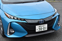アグレッシブな表情を見せる「プリウスPHV」のフロントまわり。片側4灯式ヘッドランプの一部には、FCV「ミライ」と同じパーツが使われている。