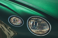 ヘッドランプはLED式。クリスタルガラスのカット技術に着想を得たという、凝ったデザインが採用されている。