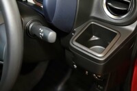 筒形のボトルにも四角い紙パックにも対応できる前席のカップホルダー。ユーティリティーに優れる点は、新型「アルト」の自慢のひとつ。