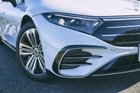 今回の試乗車は後輪駆動の「EQS 450＋」。メルセデスの象徴たるボンネットマスコットと、水平ラインの入った「クロームルーバーラジエーターグリル」は、先進感のあるエクステリアにもマッチしている。
