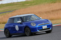 「2024-2025 COTY」の「10ベストカー」の合同試乗会より、袖ケ浦フォレストレースウェイを走る「MINI」。　
	ほった「皆、エンジンやハンドリングを語るときと同じぐらい、前のめりにデザインの話をしてもいいと思うんですけどねえ」