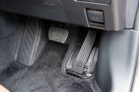 アクセルペダルには他の「GA-B」プラットフォーム車とは異なり、オルガン式を採用。着座位置を15mm低めるなど、ドライビングポジションの最適化も図られている。