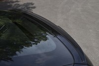 試乗車はオプションのカーボンリアスポイラーを装備していた。形状は標準装備品と変わらない。