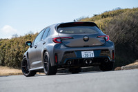 メーカー純正のチューニングカーともいうべき内容となっていた「トヨタGRカローラRZ“モリゾウエディション”」。2名乗車という機能面での制約なども考えると、誰にでもオススメできるクルマではないが（そもそも70台限定だ）、だからこそ、つくり手が一切妥協せずに仕立てたことが感じられる、こだわりのマシンに仕上がっていた。