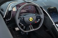 リムから手を離さないでも各種操作ができるよう設計されたステアリングホイール。センターパッドの右下に備わる赤いツマミが「マネッティーノ」のコントローラー。ACCや音声認識機能などは、左スポークのタッチパネルで操作する。こちらは通常は不灯火状態で、アクティベートするとアイコンが光る。