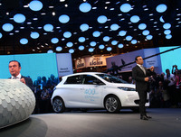 航続距離を400kmに延長したルノーの電気自動車「ゾエ」を前に。2016年9月のパリモーターショーにて。