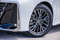 「ヴェルファイアZプレミア」には、ブラックスパッタリング塗装の19インチアルミホイールが標準で装備される。今回の試乗車は225/55R19サイズの「ダンロップSP SPORT MAXX 050」タイヤを組み合わせていた。