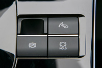 ワンペダルドライブを可能にする「e-Pedal」のオン／オフスイッチは、センターコンソールの右側に配置。BEVではブレーキブースターの作動にも電気を使うため、回生ブレーキを多用するワンペダル走行は実電費の改善にもつながる。