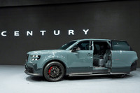 新型「センチュリー」ではリアスライドドア仕様もオーダー可能。狭い場所での乗降時などに重宝する装備だが、やはりイメージの問題か、「アルファード／ヴェルファイア」のようなミニバンを除くと、依然として採用は少ない。