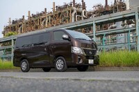 試乗車のボディーカラーは特別塗装色の「インペリアルアンバー」。特別塗装色には傷がつきにくく、ある程度の傷がついても時間経過で自己修復するコーティングの「スクラッチシールド」を追加できる（1万1000円のオプション）。