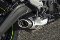 筒部の長さが手のひらほどしかない、超ショートマフラー。レーシーなムードを演出するとともに、重量配分の点でマスの集中化に貢献する。