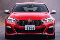 最新のBMW車に共通する大型の「キドニーグリル」は「シングルフレームグリル」と呼ばれるもので、中央部がつながったデザインとなる。