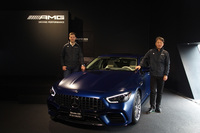 「AMG GT 4ドアクーペ」の発表会で車両を紹介したメルセデス・ベンツ日本の代表取締役社長兼CEO上野金太郎氏（右）とメルセデスAMG社の商品企画統括サイモン・トムス氏（左）。