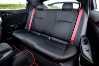 リアシートは2人掛け。乗車定員は4人となる。