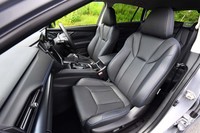 シート表皮はグレードごとに異なる。写真は「GT-H EX」にオプション設定されるブルーステッチ入りのレザーシート。