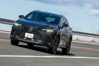 2.5リッター直4自然吸気エンジンをベースとしたプラグインハイブリッドはシステム最高出力309PSを発生。0-100km/h加速6.0秒の快足を誇る。