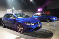 「ゴルフR」（手前）と「ゴルフRヴァリアント」（奥）。