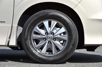 空力性能を重視したという、専用デザインのアルミホイール。テスト車にはダンロップのエコタイヤ「エナセーブEC300＋」が装着されていた。