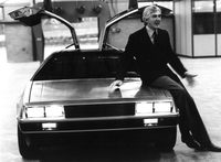 「デロリアンDMC-12」とジョン・ザカリー・デロリアン。
