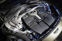 4リッターV8ツインターボエンジンについては、過給機をボールベアリングターボチャージャーに変更するとともに、各部に独自のキャリブレーションを実施。大幅な出力向上とトルクアップを実現している。