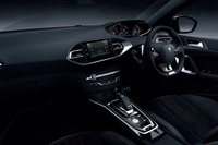 「i-Cockpit」と呼ばれるプジョー独自のインストゥルメントパネル。楕円（だえん）形の小径ステアリングホイールの上からメーターを眺める。