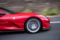 空力の改善も「812スーパーファスト」の進化ポイント。先代の「F12ベルリネッタ」と比較して、フロントのダウンフォースは30％、リアのダウンフォースも12％増加しているという。