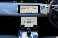 2枚のタッチスクリーンで構成されるセンタークラスター。空調は下段のスクリーンとダイヤル式のコントローラーで操作する。