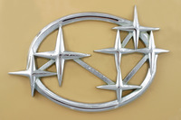 デビュー当初の「スバル360」や「サンバー」に採用されていたエンブレム。六連星のマークは、富士重工業誕生にいたるエピソードを表したものだ。