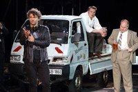 2016年6月、バイエルン国立歌劇場『ニュルンベルクのマイスタージンガー』で。現代的読み替え演出にも果敢に挑む。参考までに、後方の車両は「ダイハツ・ハイゼット」をベースに伊ピアッジオ社が生産した「ポーター」。