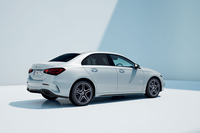 サイドミラーカバーやウィンドウフレームをブラックでコーディネート。ハイグロスブラック仕上げのテールパイプトリムと、ブラックのサイドシルトリムも採用されている。