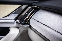 「XDハイブリッド プレミアムモダン」のダッシュボードに用いられたかけ縫いのステッチ。「CX-60」の開発における“人馬一体”というキーワードから、馬具を結ぶというポイントに着目し、この手法を採用したという。