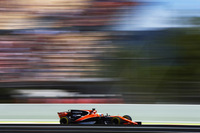 GPの合間には、今月末に初出場するインディ500への準備を着々と進めているフェルナンド・アロンソ（写真）。母国スペインでは、初日最初のフリー走行の開始早々からエンジンブロー、コース上にストップという散々なはじまりとなってしまったが、翌日の予選では形勢を逆転させ今季初のQ3進出を決め、さらにメルセデス、フェラーリ、レッドブルに次ぐ7番グリッドを獲得してしまった。レースではスタートでフェリッペ・マッサと当たりコースオフ、11位に落ちてしまい苦しい展開を余儀なくされたが、最後まで走り切り12位完走。（Photo=McLaren）