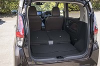 後席の背もたれを前方に倒し、容量を最大化した荷室。ご覧のように、床面には段差が生じる。