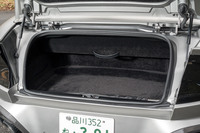 トランク容量はクーペの248リッターよりやや減じており、ルーフを閉じた状態で219リッター、開いた状態で187リッターとされている。