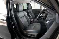 シートはブラック×タンのナッパレザーが標準で、試乗車のブラックの本革シートはダウングレードオプション。座面と背もたれにはダイヤモンドキルティング加工が施される。