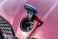 フロント先端に備わるBMWのエンブレムは、ウィンドウウオッシャー液の補充口になっている。ラジエーターが装備されないEVならではの設計だ。