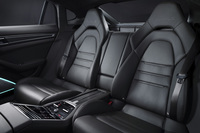 最高出力630PSの4リッターV8ツインターボエンジンを搭載する「ターボS」のリアシート。