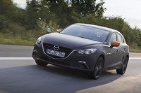 現行「アクセラスポーツ」をベースとした、スカイアクティブXのテスト車両。